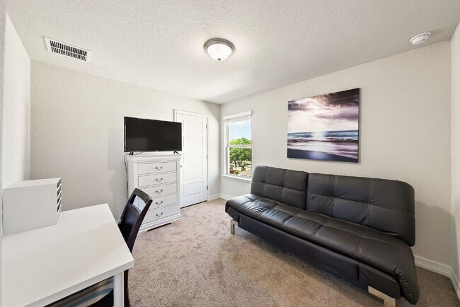 Building Photo - 2 WEEKS FREE RENT w/ 12 Month Lease!!!!!