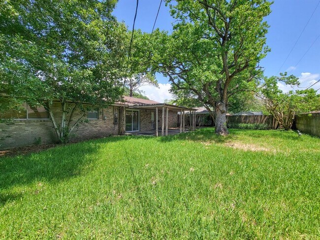 Building Photo - 1703 Raintree Dr