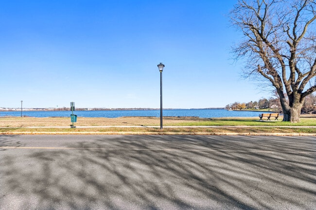 Building Photo - 1018 Harbour Dr