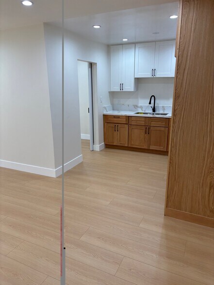 Building Photo - 1242 N New Hampshire Ave