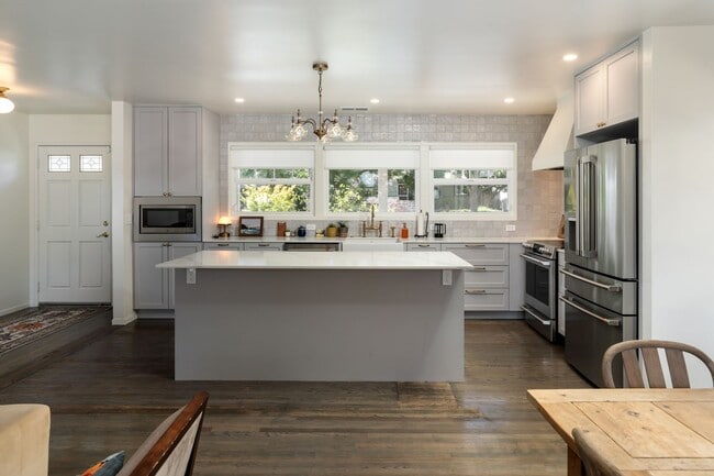 Building Photo - Updated home with spacious yard