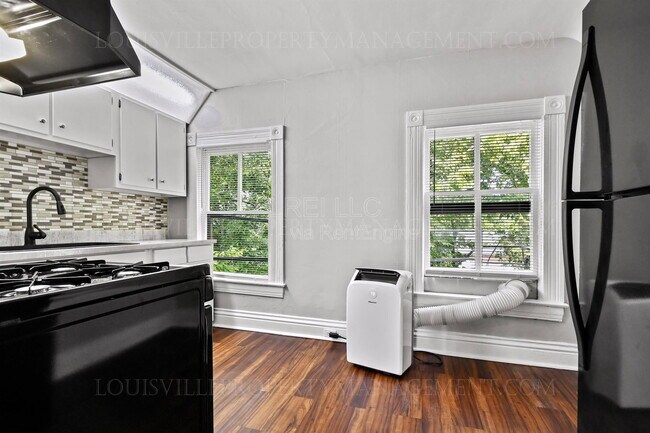 Building Photo - 319 W Lee St