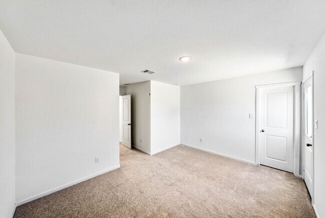 Building Photo - 1 MONTH FREE RENT WITH 18 - 24 MONTH LEASE!!! AVAILABLE THROUGH MAY ONLY! INTERNET INCLUDED!