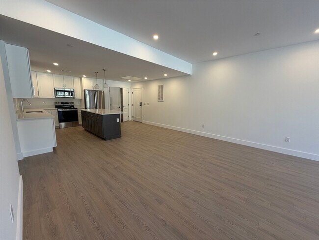 Building Photo - 1060 Main St