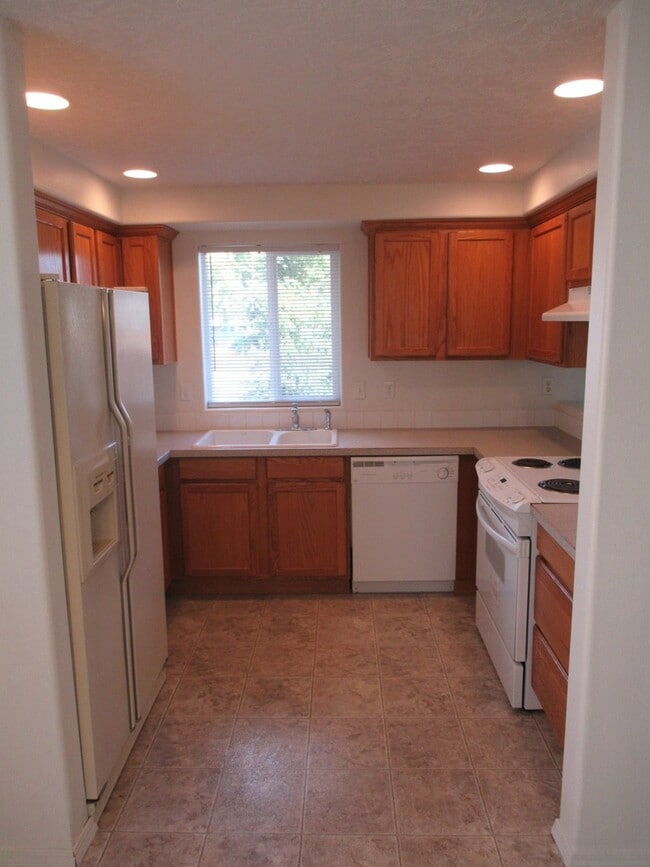 Building Photo - Three Bedroom Home in Independence