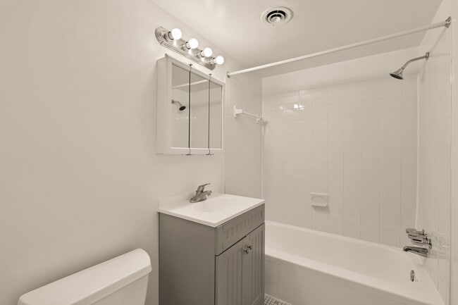 5109-302 - 5105 10th Pl S