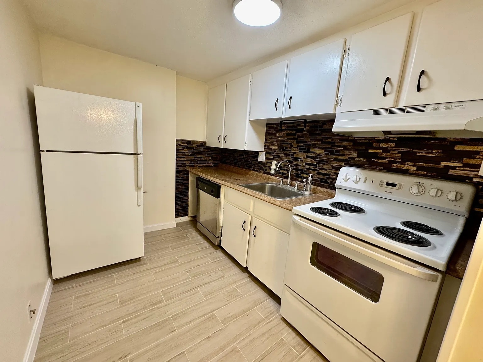 Kitchen - 20 School Ave