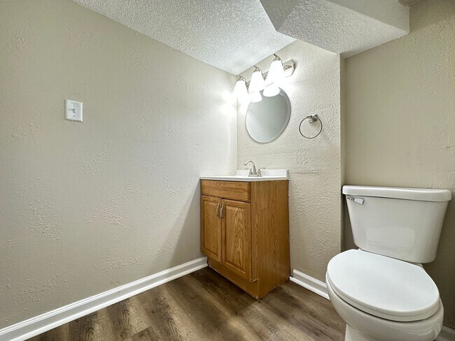Building Photo - 3 Bedroom 1.5 Bathroom Finished Basement 2...