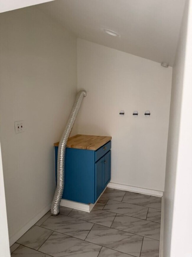 Building Photo - Updated 2-bedroom, 2-story home in the heart of Kansas City!