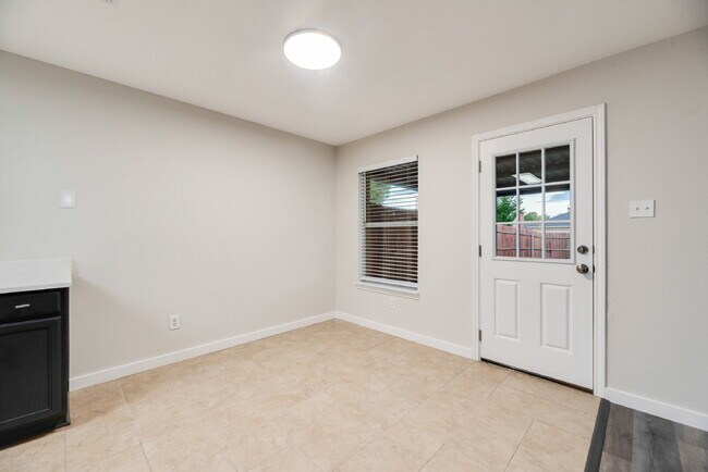 Building Photo - "Charming 3-Bedroom with 2 Bathrooms in Wy...