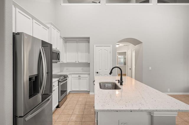 Building Photo - 4802 Oakview Dr