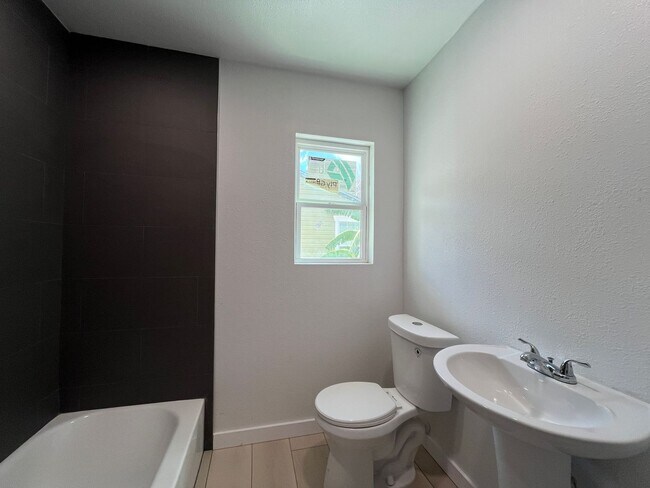 Building Photo - Remodeled 3 Bedroom 2 Bath Home