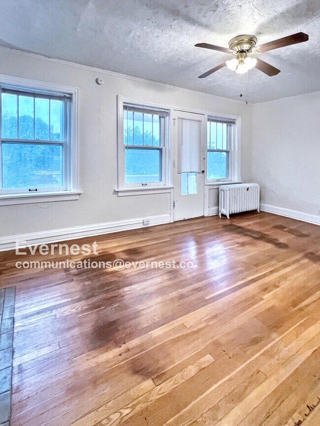 Building Photo - 2807 Gillham Rd