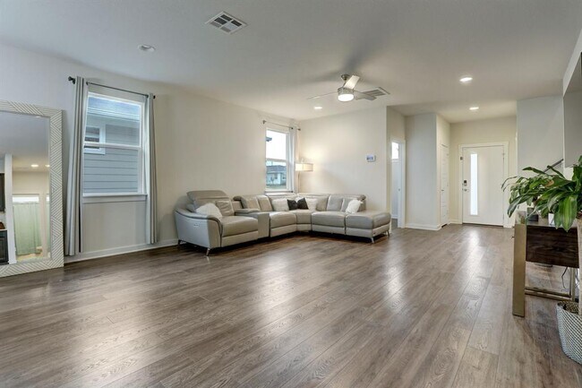 Building Photo - 113 Filifera Ct