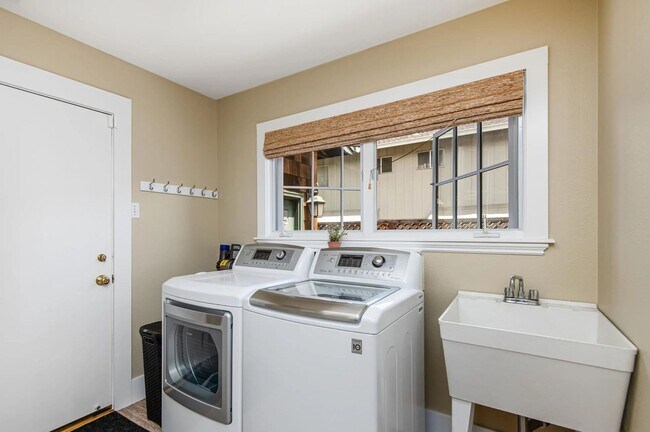 Building Photo - Updated 3BD/2BA Menlo Park Home with French Oak Floors + Bonus Room