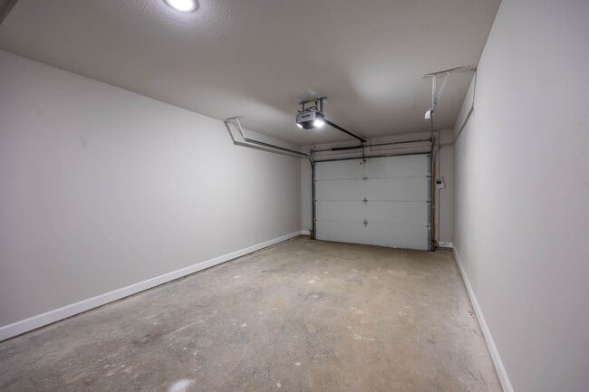 Building Photo - 372 SE 95th Rd