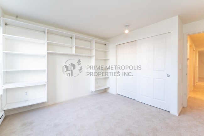 Building Photo - 4343 Roosevelt Way NE