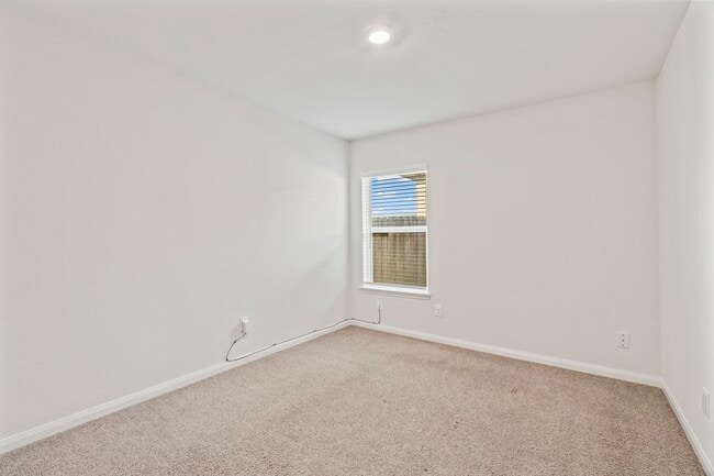 Building Photo - 15231 Central Lakes Dr