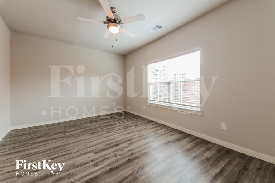 Building Photo - 607 Ava Trl