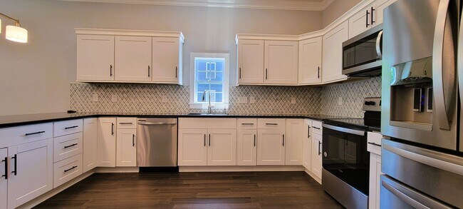 Building Photo - Beautiful 2 story home in heart of Church ...