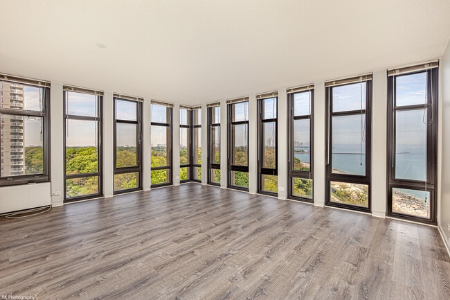 Building Photo - 6700 S South Shore Dr