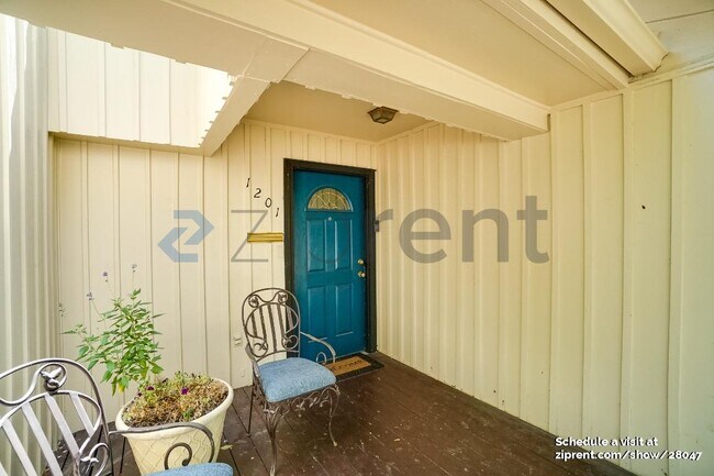 Building Photo - 1201 Ravenwood Dr