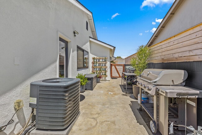 Building Photo - 6522 Farinella Dr