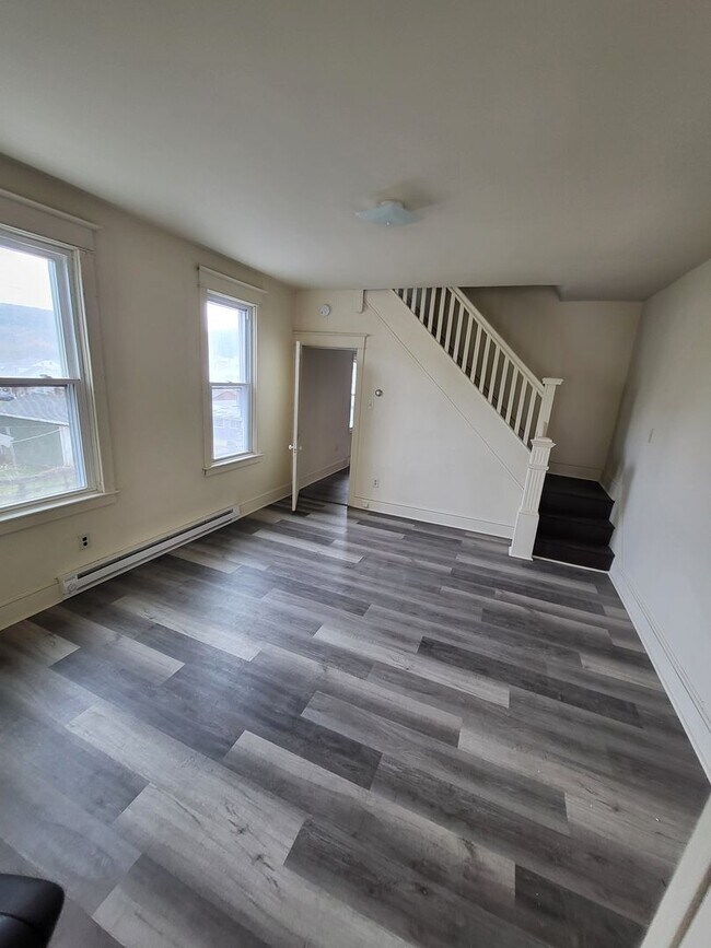 Building Photo - 3 Bedroom / 1 Bathroom in Tamaqua !