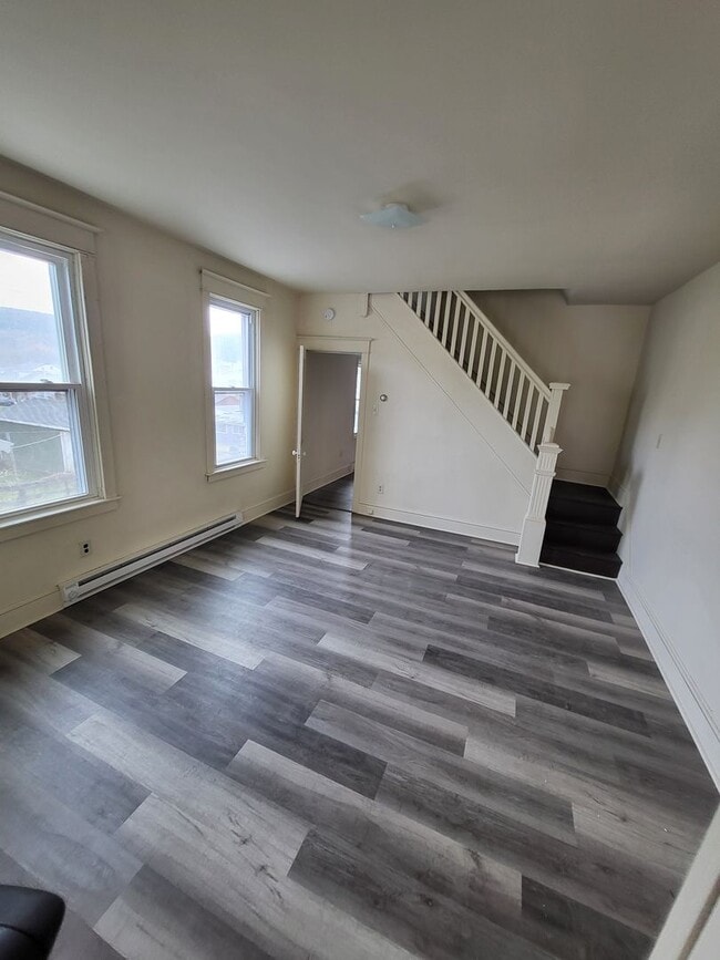 Building Photo - Spacious 3 Bedroom Home for Rent in Tamaqua
