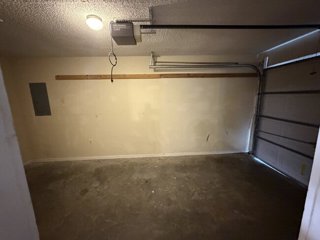 Building Photo - Home For Rent