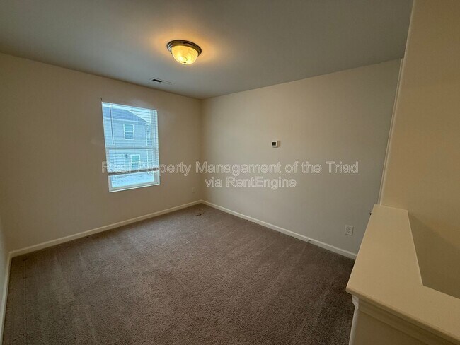 Building Photo - 3904 Vershire Ave