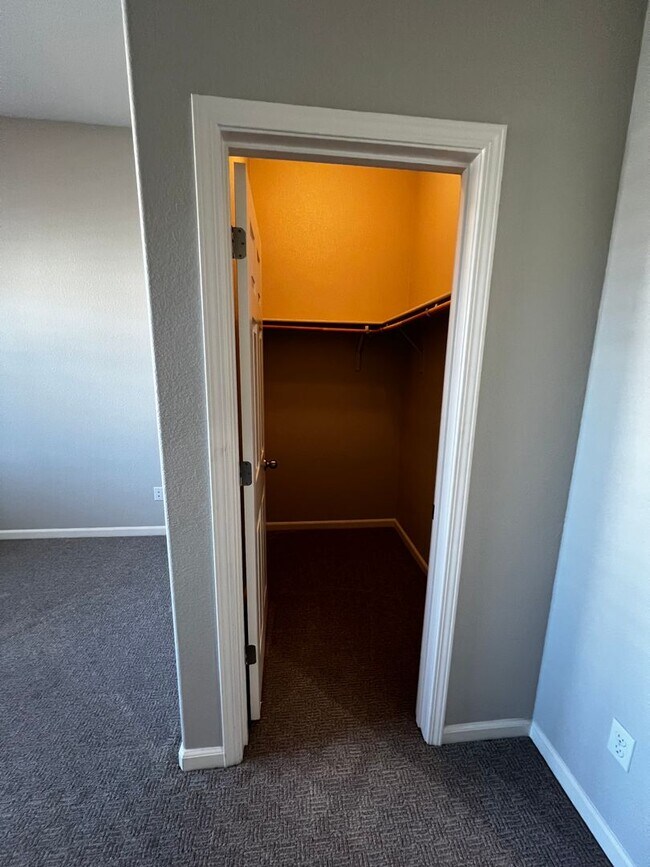 Building Photo - Beautiful 3 Bed, 2 Bath home in highly des...