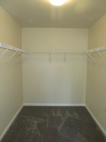 Building Photo - 3700 Bedford Dr