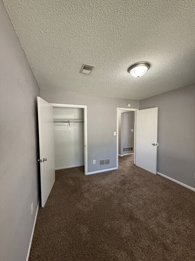 Building Photo - 700 NE Ball Dr