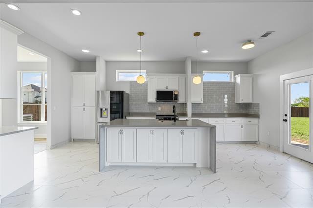 Building Photo - 681 Davenport Dr