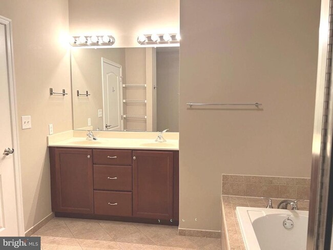 Building Photo - 527 Carson Terrace