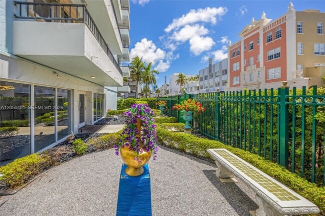 Building Photo - 720 Collins Ave