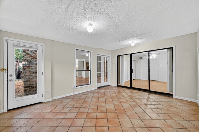 Building Photo - 812 Fleetwood Pl Dr