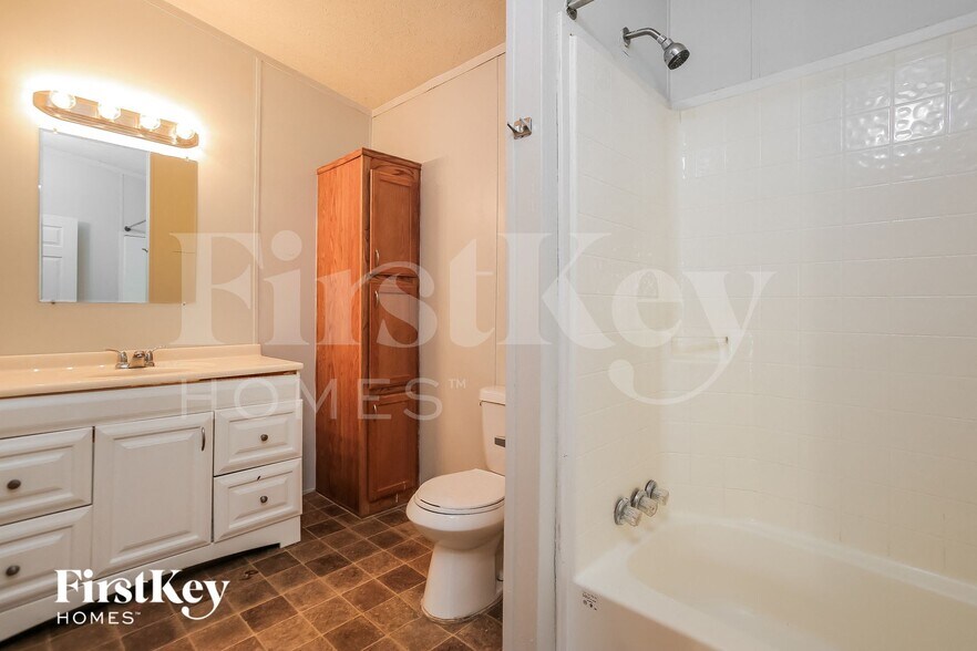 Building Photo - 5650 Askew Ave