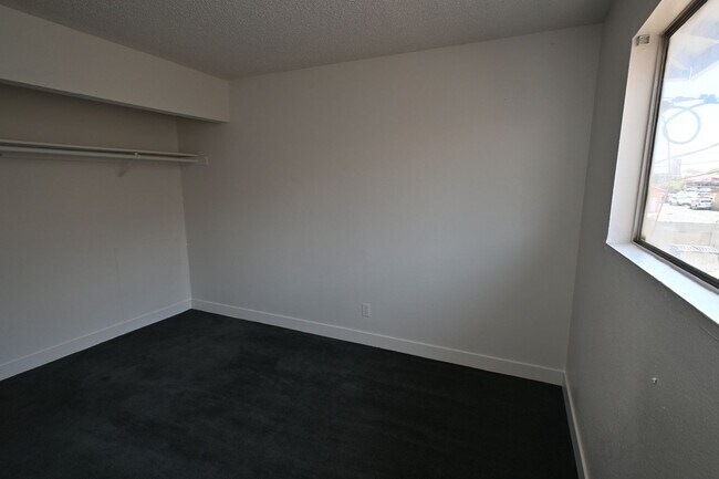 Building Photo - 2 Bedroom Apartment -Las Vegas -NO PETS -1...