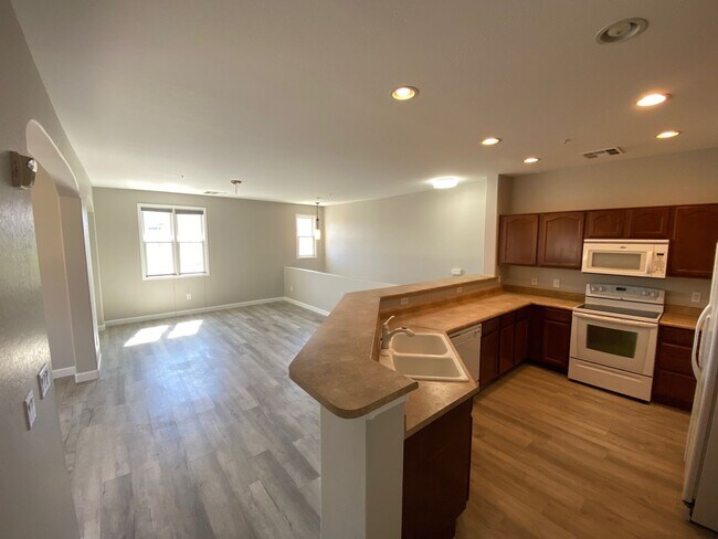 Building Photo - Resort-Style Living in Gilbert – 3 Bed Townhome Near SanTan Village