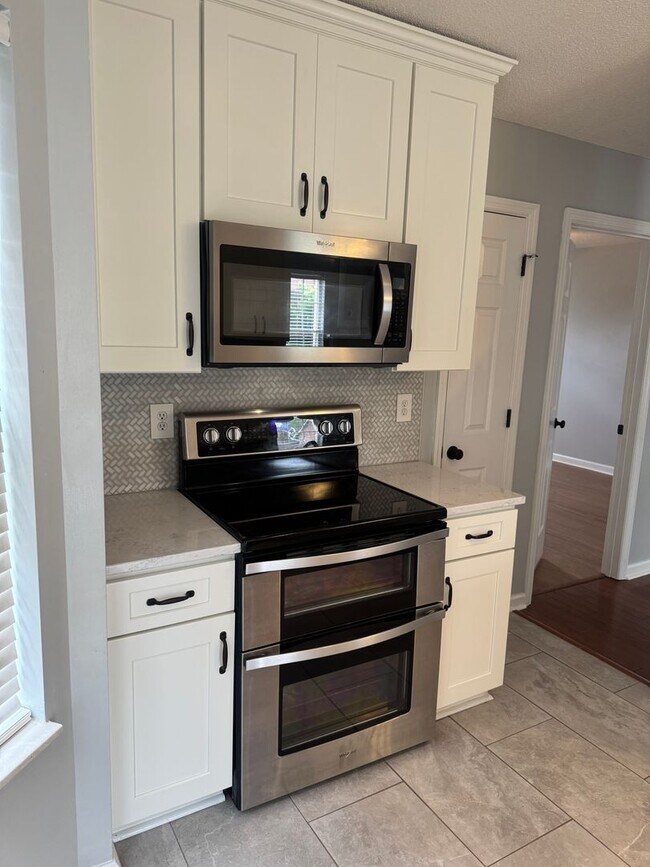 Building Photo - Knoxville 37918 - Beautiful 3 bedroom, 2 bath home in the heart of Powell - Contact Lisa Vineyard...