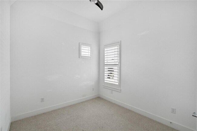 Building Photo - 6105 Florencia Ln