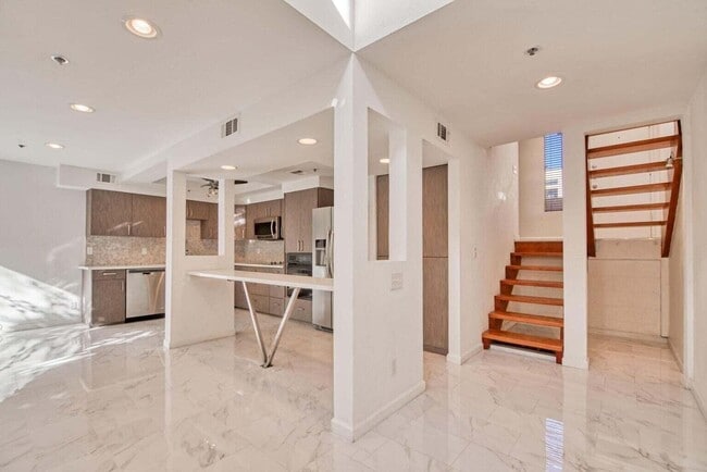 Building Photo - 867 Village Square S