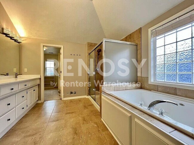 Building Photo - 5 Bedroom Home in Overland Park