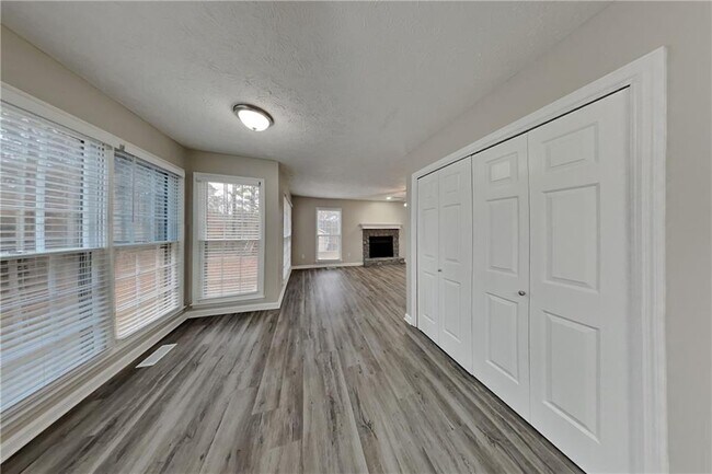 Building Photo - 89 White Oak St