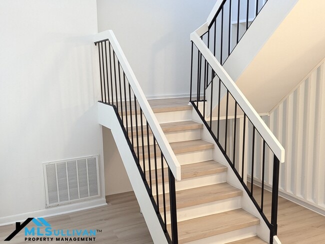 Building Photo - 4100-4105 Five Oaks Dr