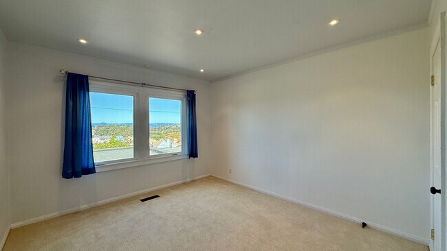 Building Photo - Updated 4BR/2BA Single Family Home in Cove...