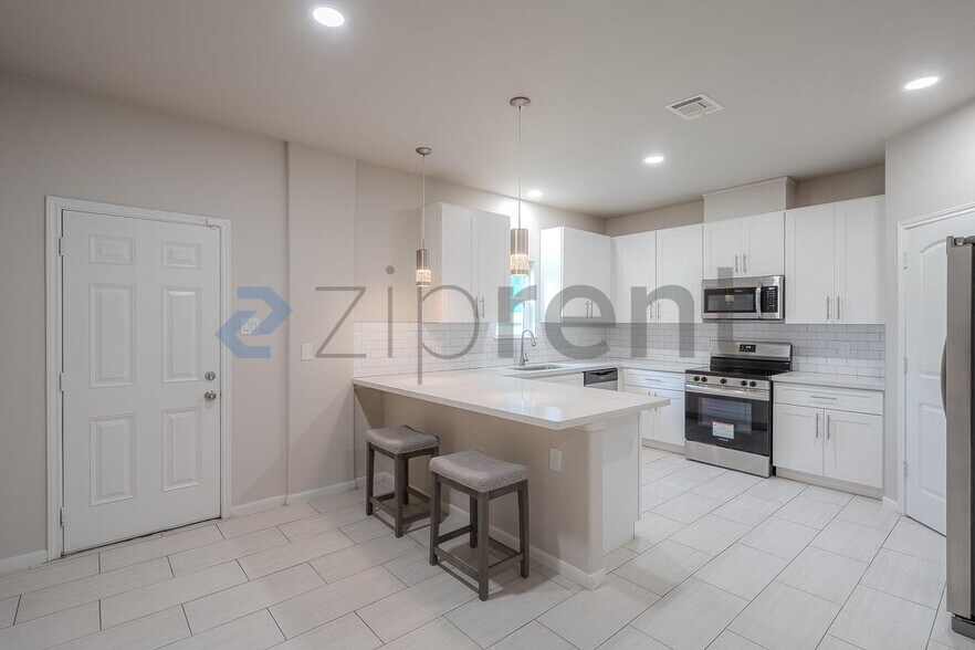 Building Photo - 110 Turner St