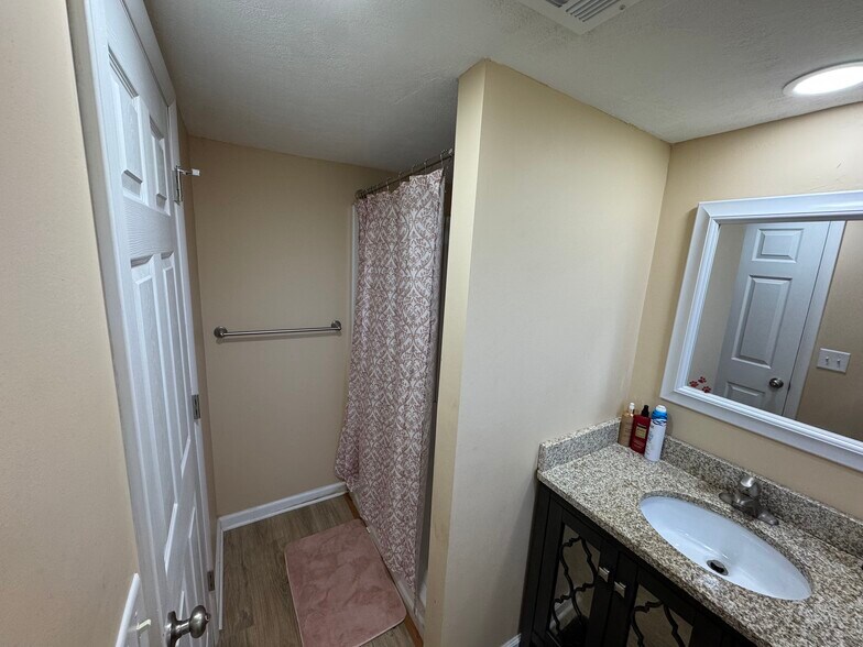 Building Photo - 414 Wyndhurst Dr